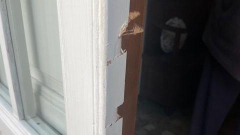 Si assenta un’ora e al rientro sorprende i ladri dentro casa