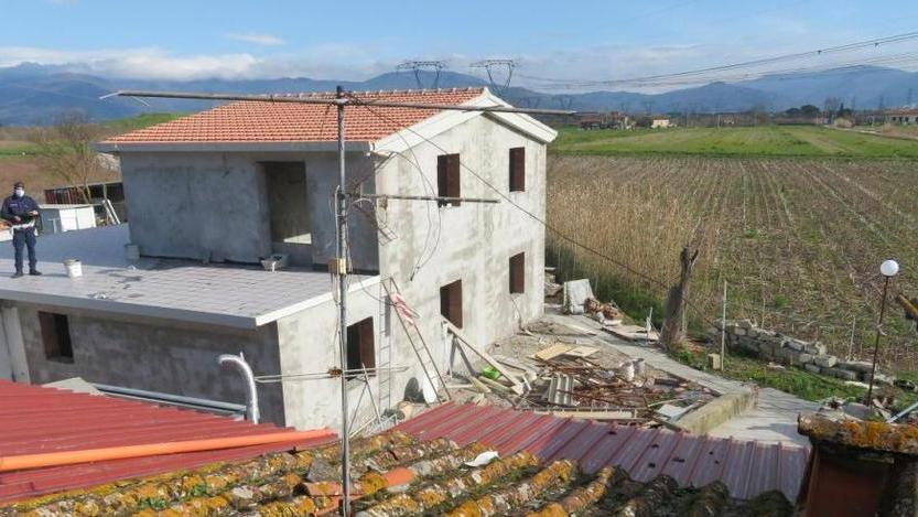 Due confezioni nella casa abusiva in costruzione