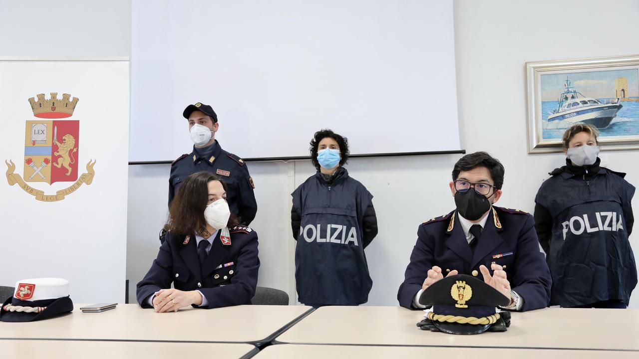 La conferenza stampa della polizia