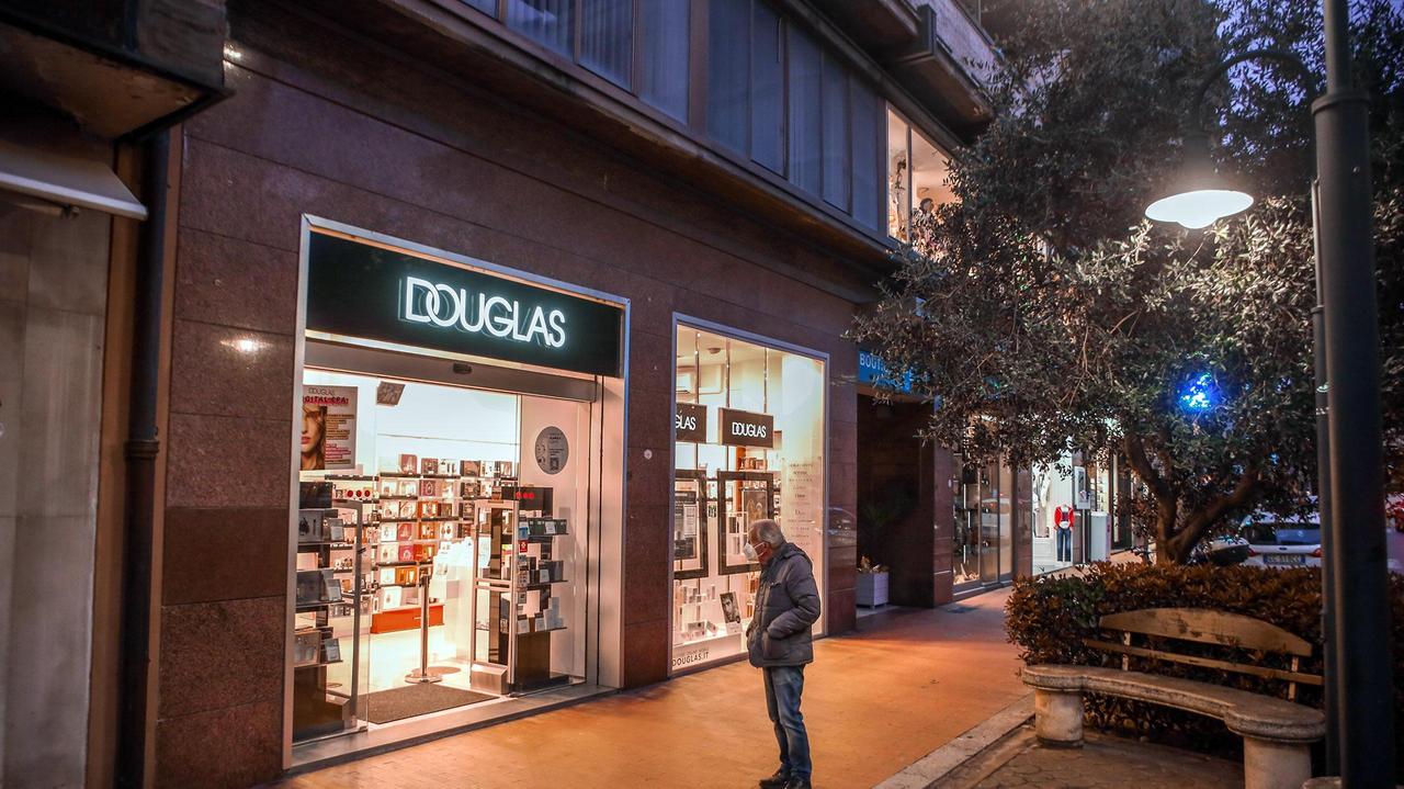 Douglas chiude otto profumerie in Toscana: «Colpa del Covid»