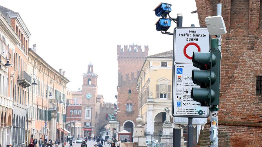 Traffico a Ferrara, parte una petizione. «Lo Smiling è stato solo la goccia. Centro invaso da auto e furgoni»