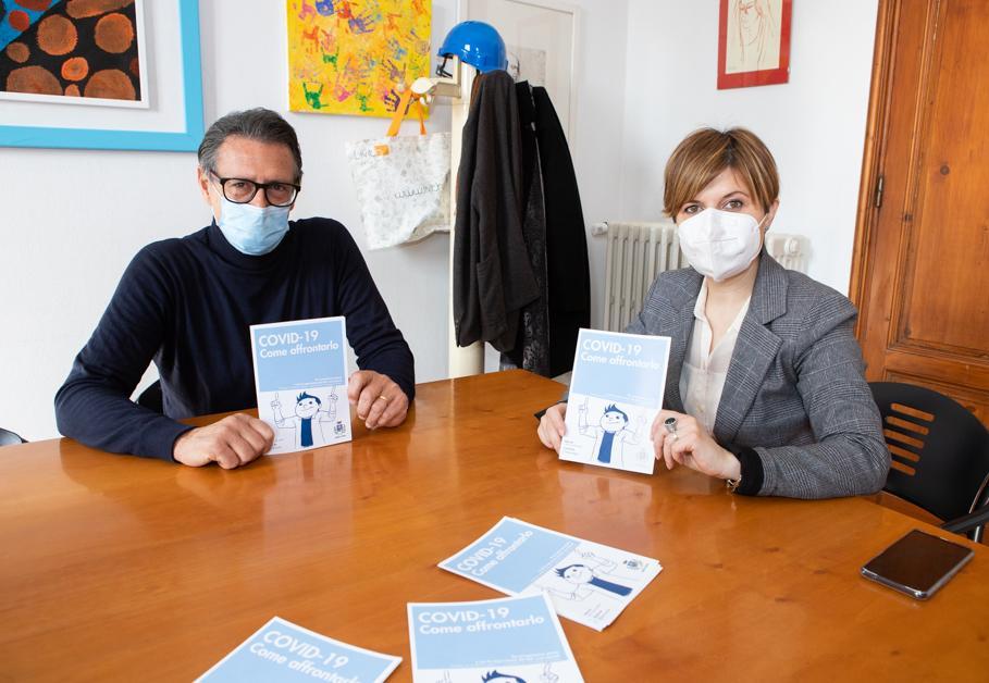 L'imprenditore Gian Luca Borsellini e la sindaca Brenda Barnini con la  brochure sul Covid-19