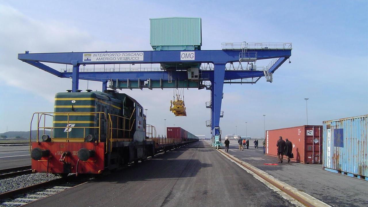 Iltest del 2006 con il treno nel terminal ferroviario dell'interporto di Guasticce