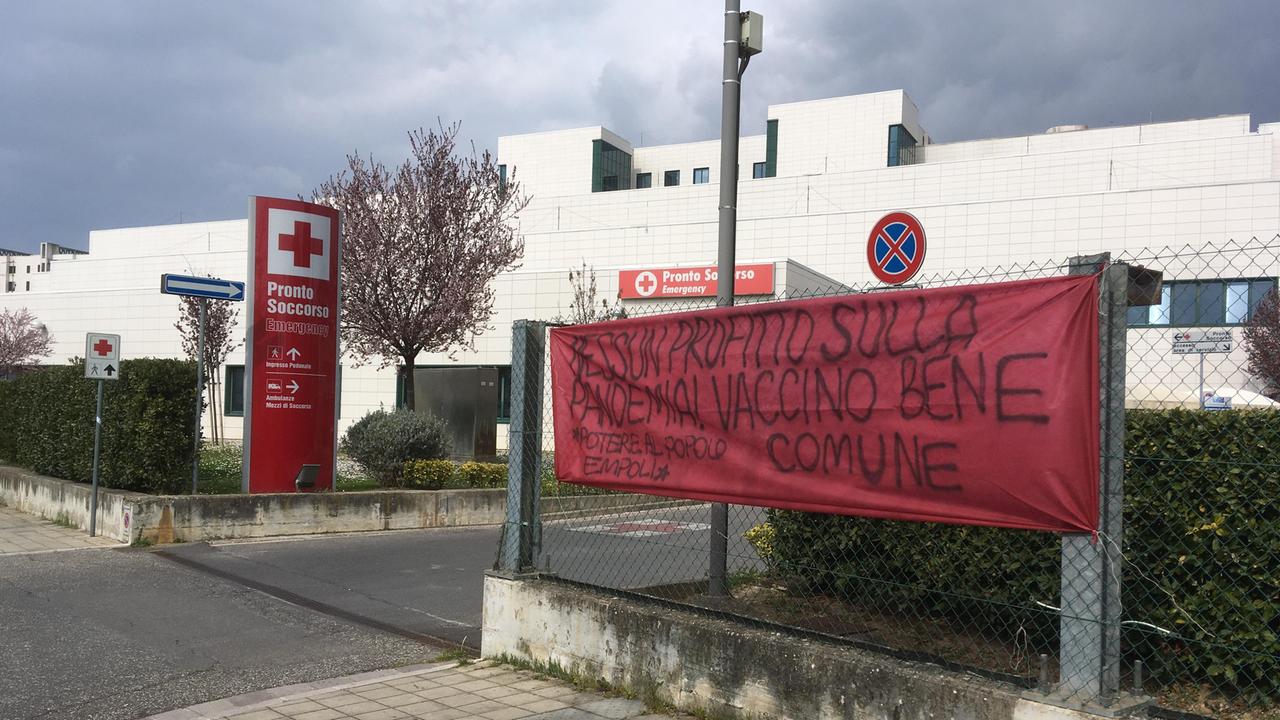 Lo striscione di Potere al Popolo esposto davanti all'ospedale San Giuseppe di Empoli