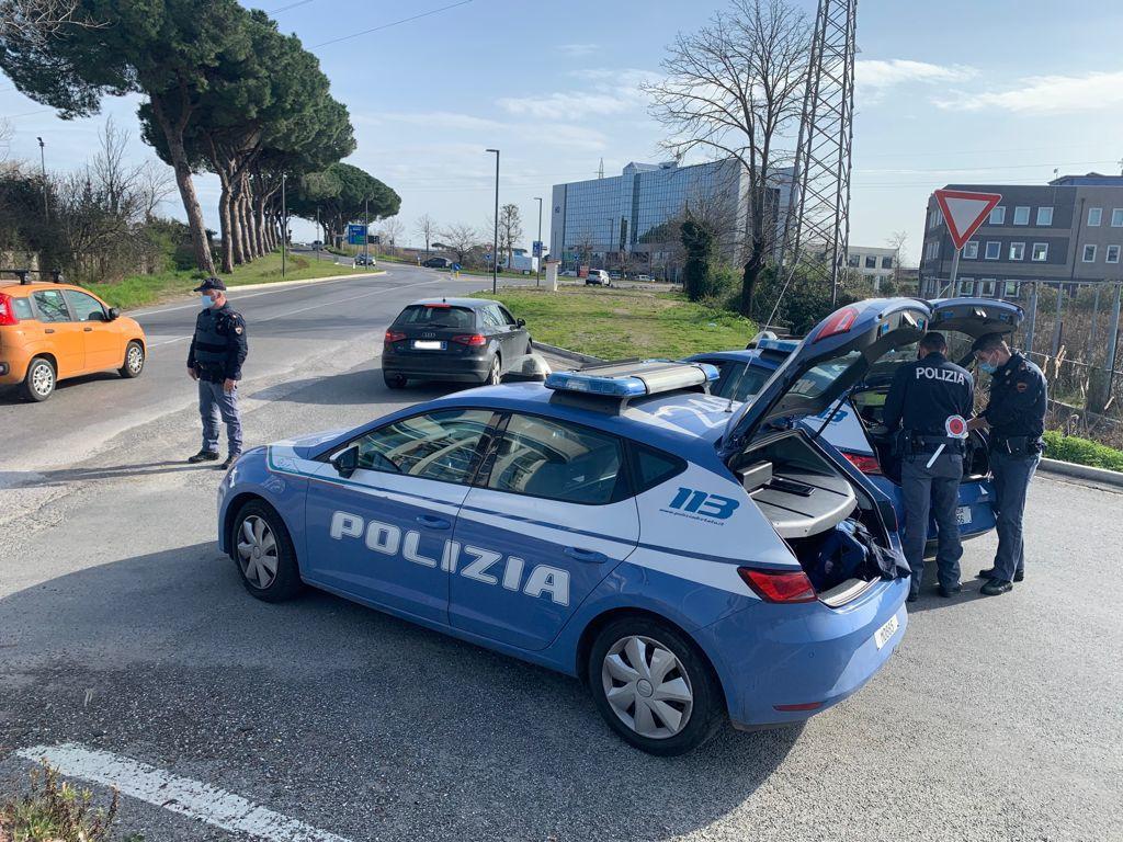 Stalking, sotto casa all'uomo che non la ama: arriva la polizia
