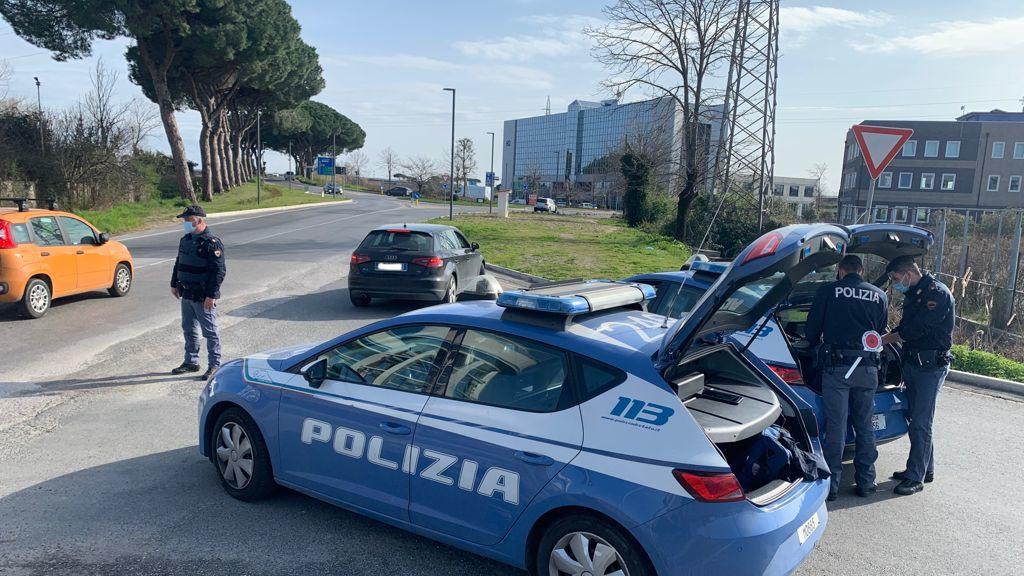 Stalking, sotto casa all'uomo che non la ama: arriva la polizia