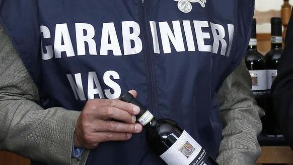 Una delle bottiglie ritenute falsificate sequestrate dai carabinieri nell'operazione Bacco, maggio 2014