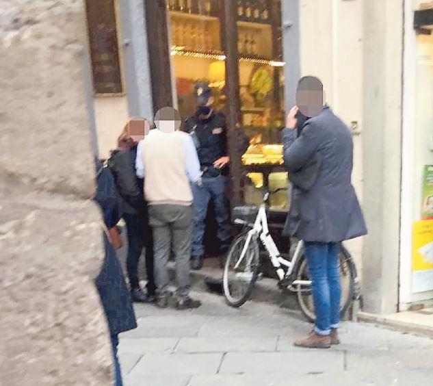 L’intervento delle forze dell’ordine al bar