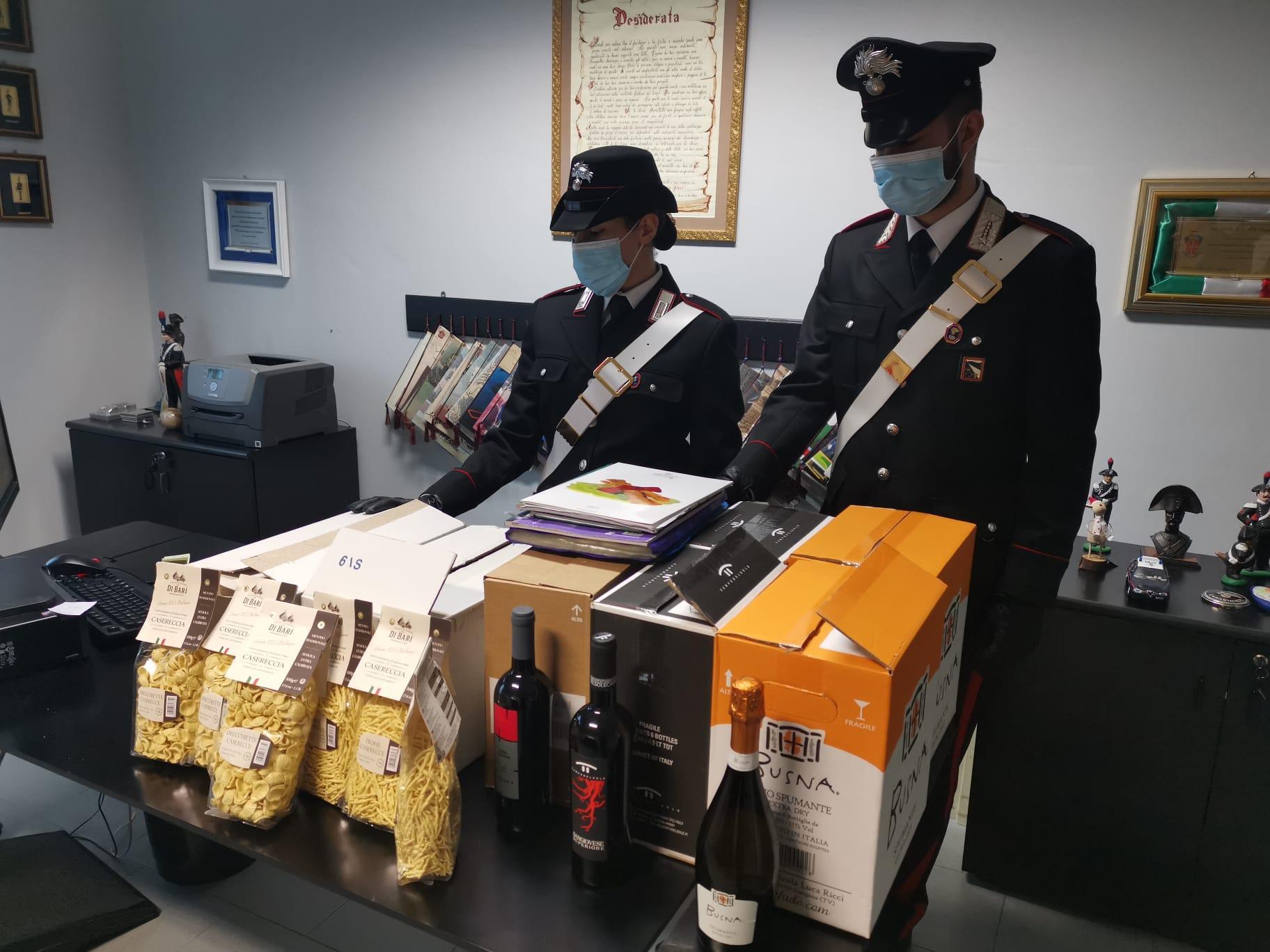 La merce sequestrata dai carabiniri di Bibbiano all'ambulante abusivo