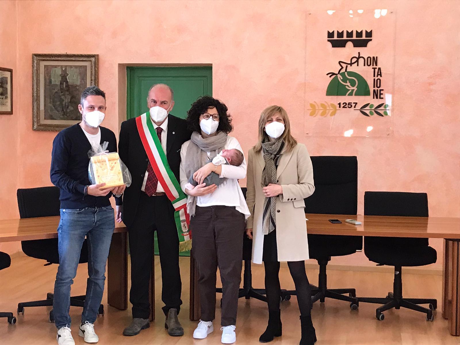 Il sindaco Paolo Pomponi e l'assessora Cristina Martini insieme ai genitori