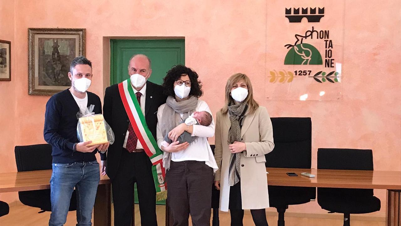 Il sindaco Paolo Pomponi e l'assessora Cristina Martini insieme ai genitori