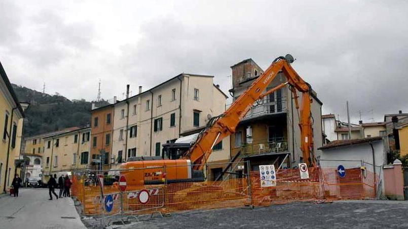 Massa, giù la palazzina in via delle Mura Nord. Ma i proprietari fanno causa al Comune