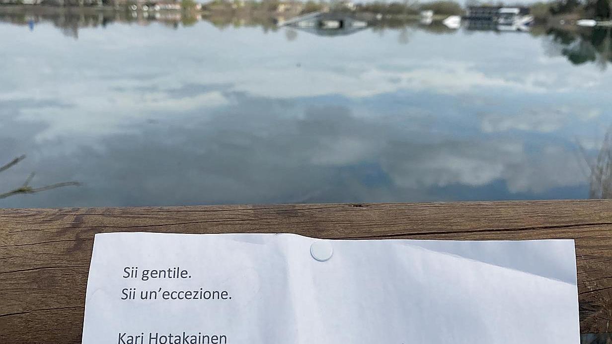 Uno dei fogli con le poesie ai laghi Braccini di Pontedera (Foto Franco Silvi)