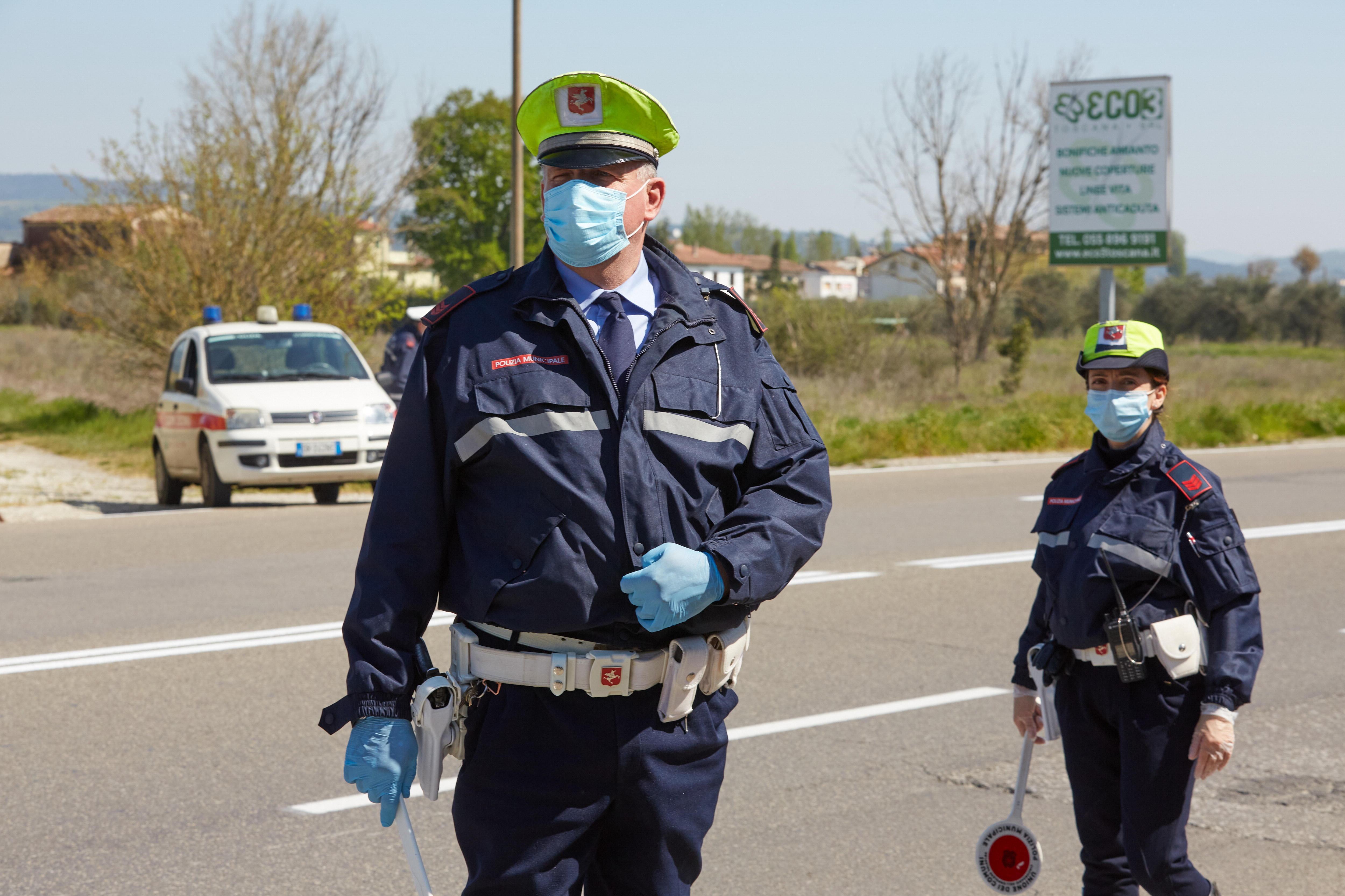 Rafforzati i controlli antiCovid della polizia municipale (foto Carlo Sestini)