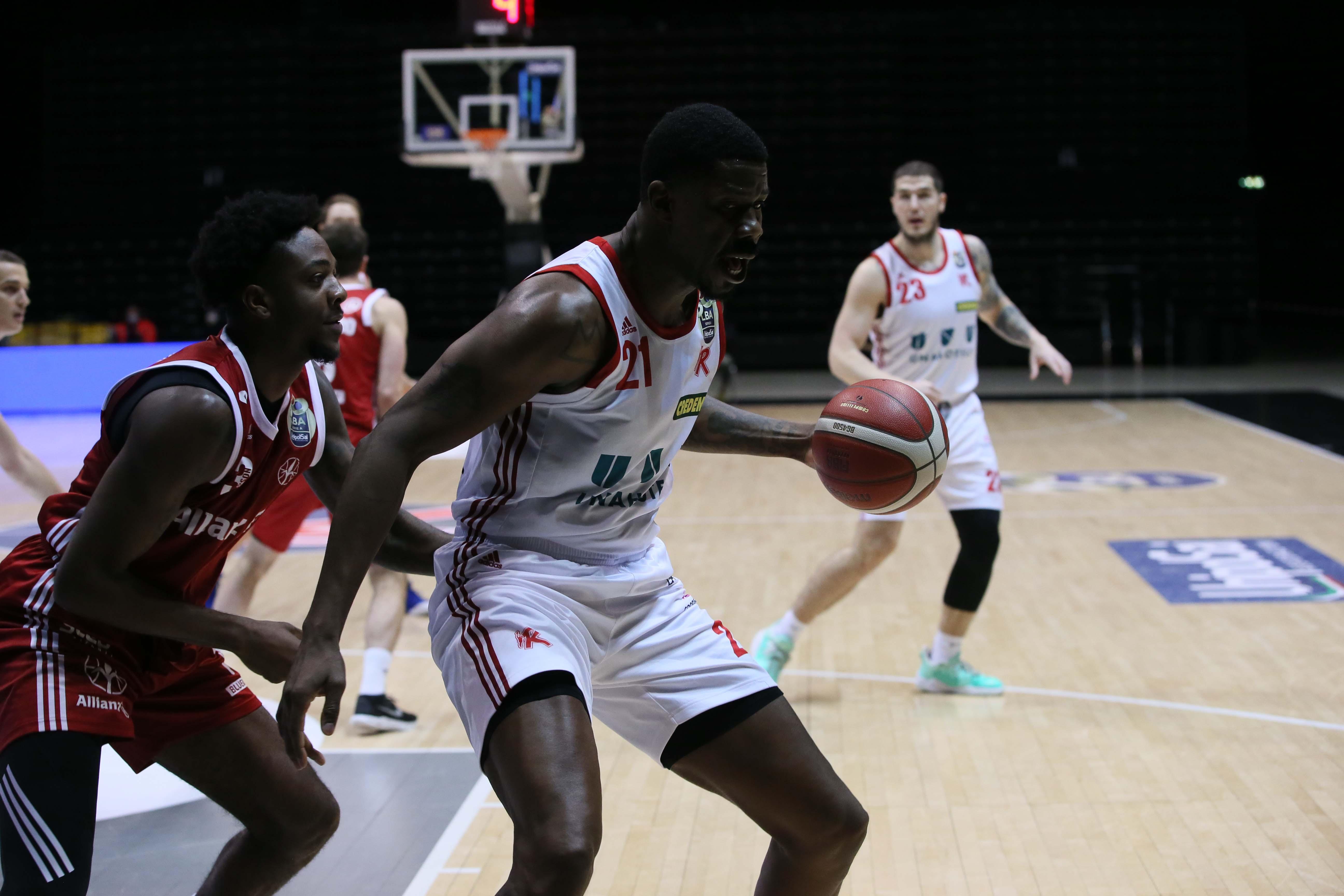 Henry Sims in azione nella sfida all'Unipol Arena contro Trieste