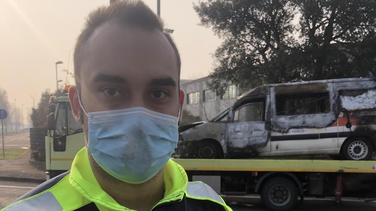 Cavezzo. L’ambulanza va a fuoco in strada «Così ho messo in salvo il paziente»