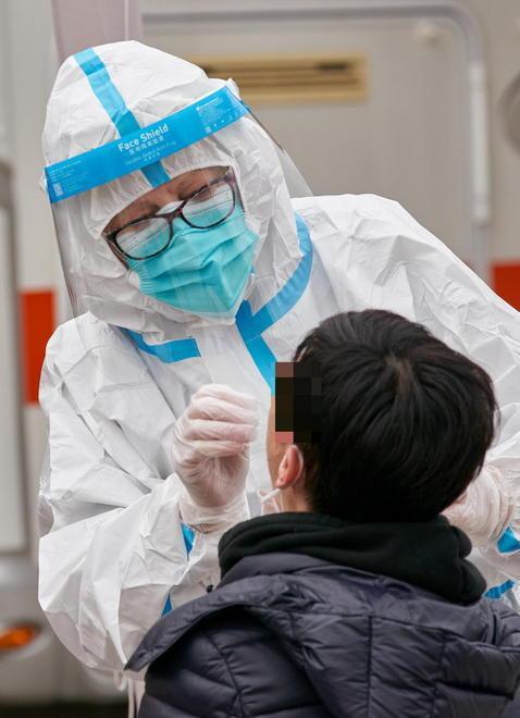 Covid, un altro lutto. Ricoveri in aumento ma ci sono anche comuni senza casi 