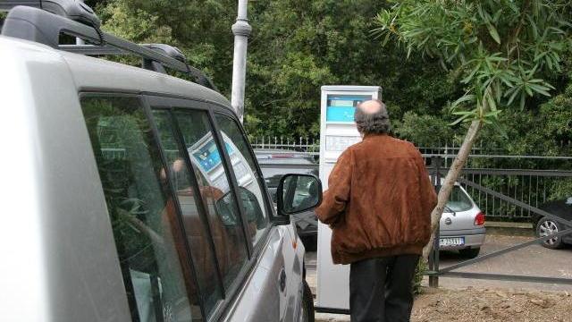 Pannelli elettronici informativi per regolare le aree di sosta
