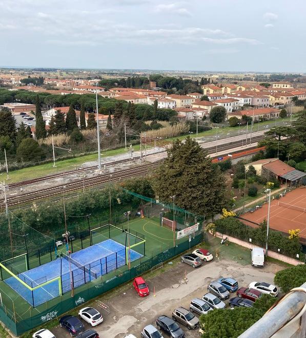 Parcheggio pieno di buche la protesta del circolo Dlf 