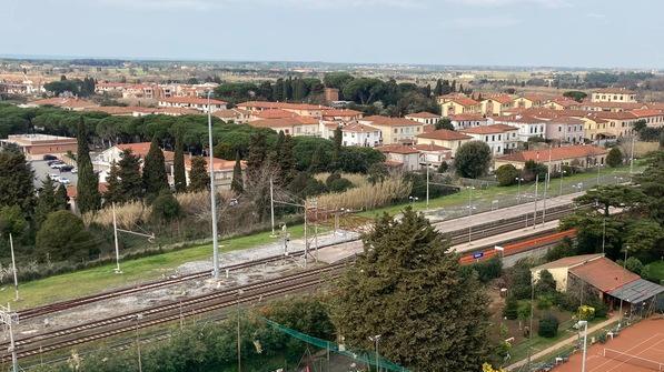 Parcheggio pieno di buche la protesta del circolo Dlf