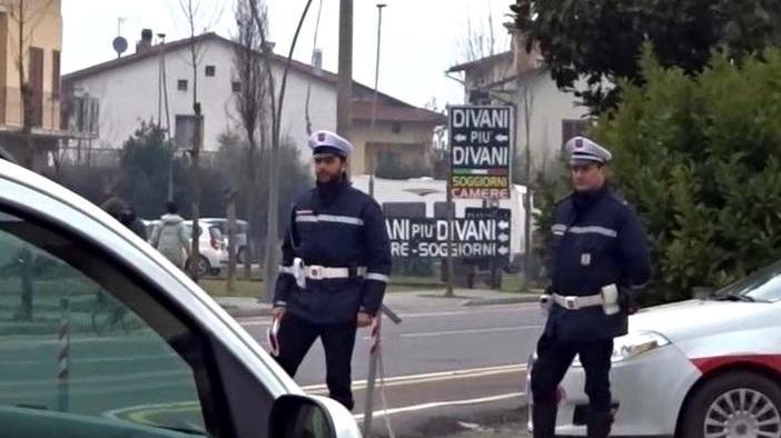 In auto da un comune all’altro senza urgenze: maxi-multa