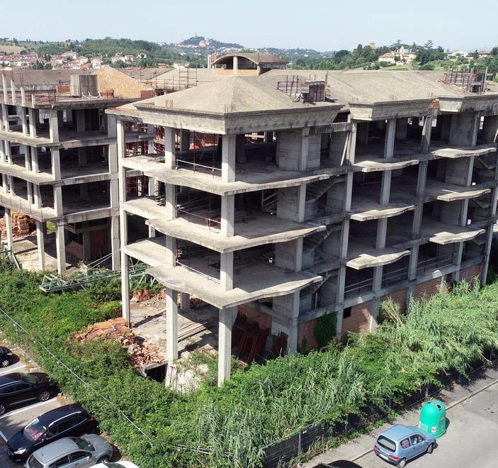 «Non demolire l’Ecomostro ma più spazi per la frazione» 