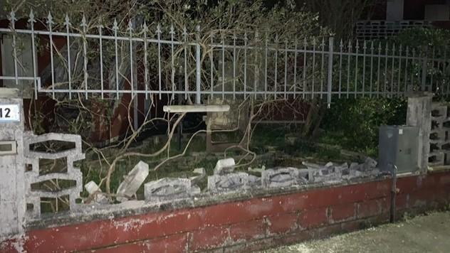 Vandali scatenati: devastata la recinzione di una villetta