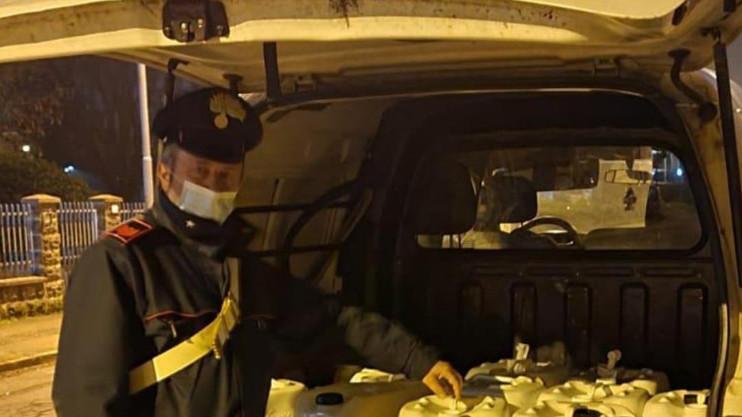 Gualtieri, prelevano benzina dal distributore con la carta clonata: denunciato anche un 16enne