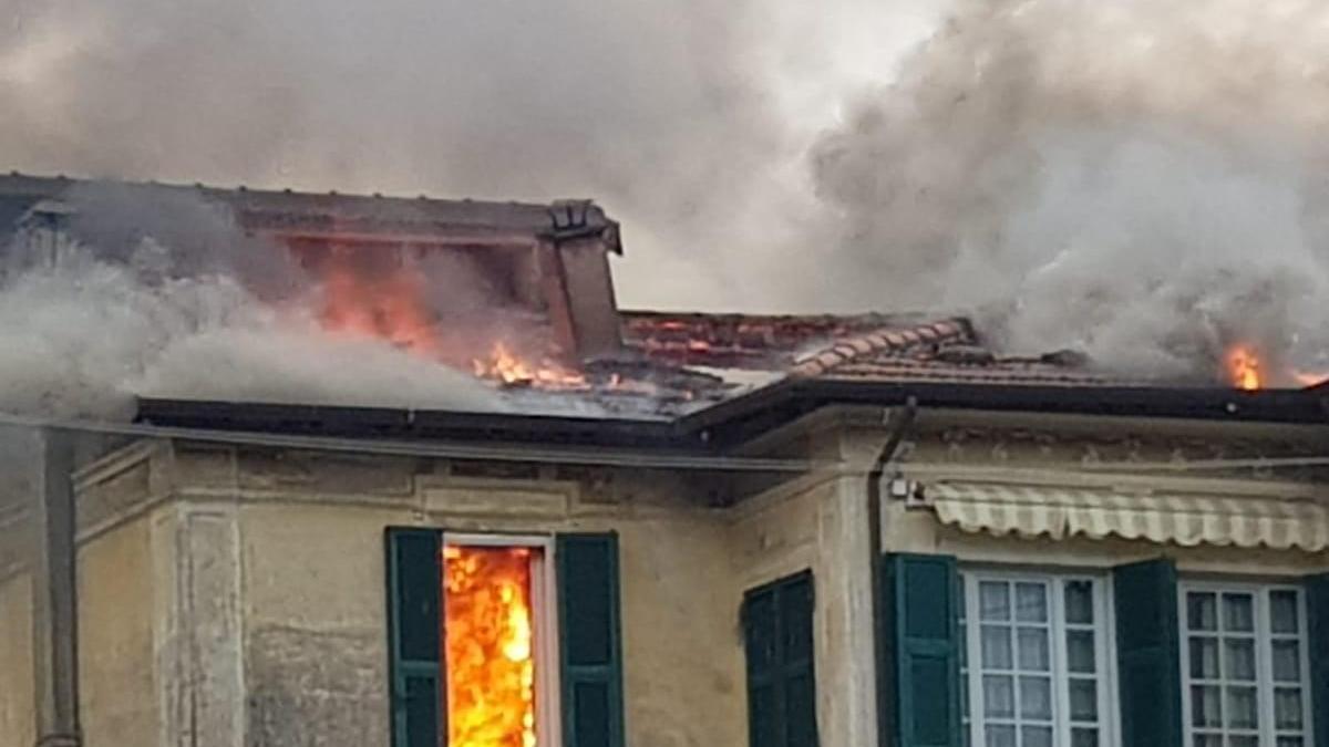 Prende fuoco il tetto di una palazzina, evacuate alcune famiglie a Vigneta