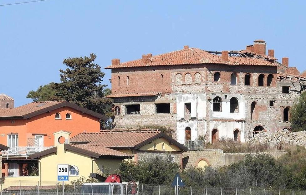 Il Girarrosto, ora Castel del Mare, il compresso rsidenziale al centro dell'indagine della Finanza (foto Paolo Barlettani)