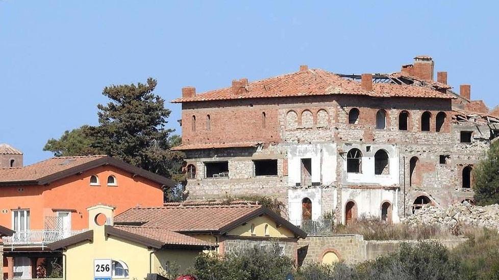 Il Girarrosto, ora Castel del Mare, il compresso rsidenziale al centro dell'indagine della Finanza (foto Paolo Barlettani)