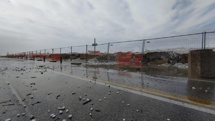 Marina di Pisa, nuova mareggiata con i sassini sulle strade
