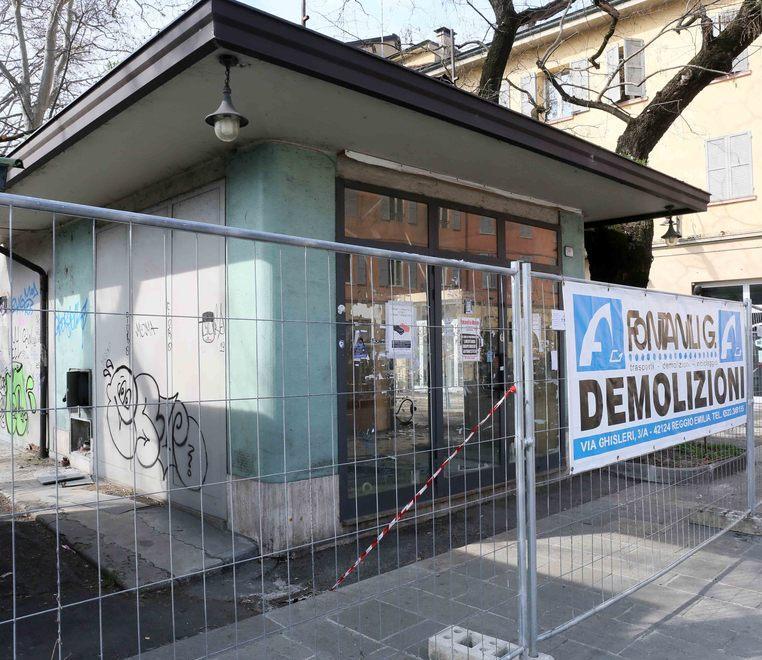 Iniziata la demolizione del chiosco, via il degrado da porta San Pietro 