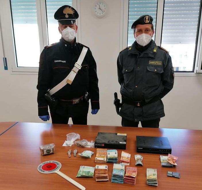 Soldi in contanti, hashish, Rolex I conti al setaccio della finanza