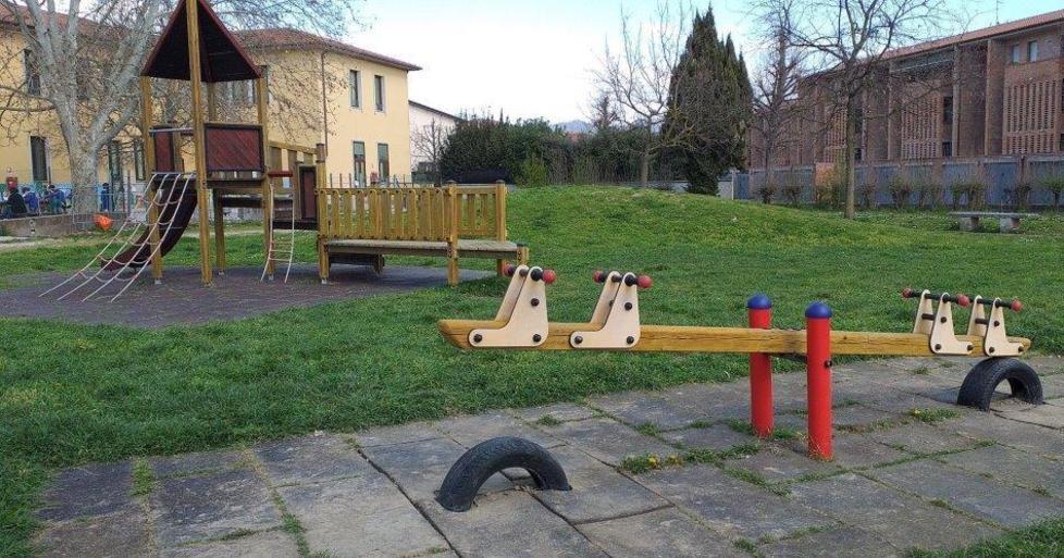 Torretta e scivolo nel parco