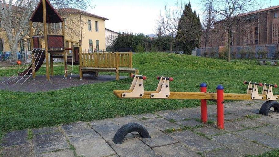 Torretta e scivolo nel parco