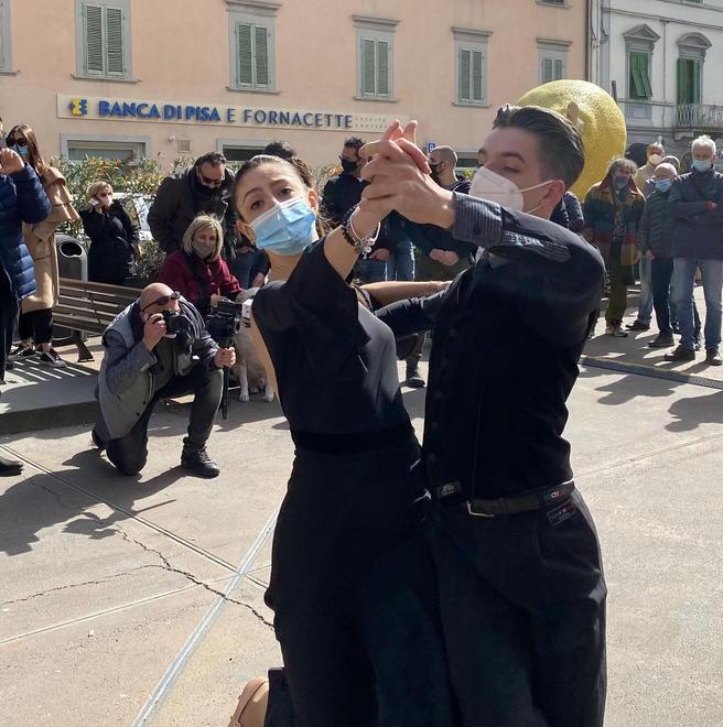 Un flash mob con ballo per chiedere la riapertura