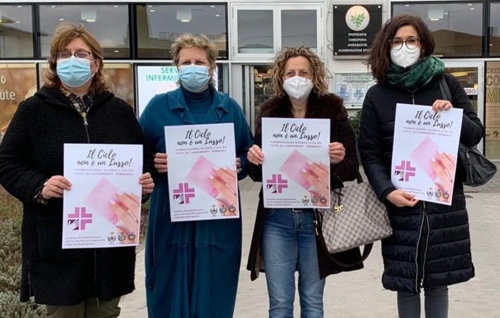 Tre sindache testimonial contro l’Iva sugli assorbenti