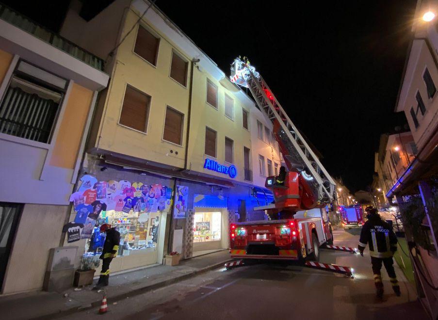 Cade un cornicione sfiorati i passanti intervento dei pompieri