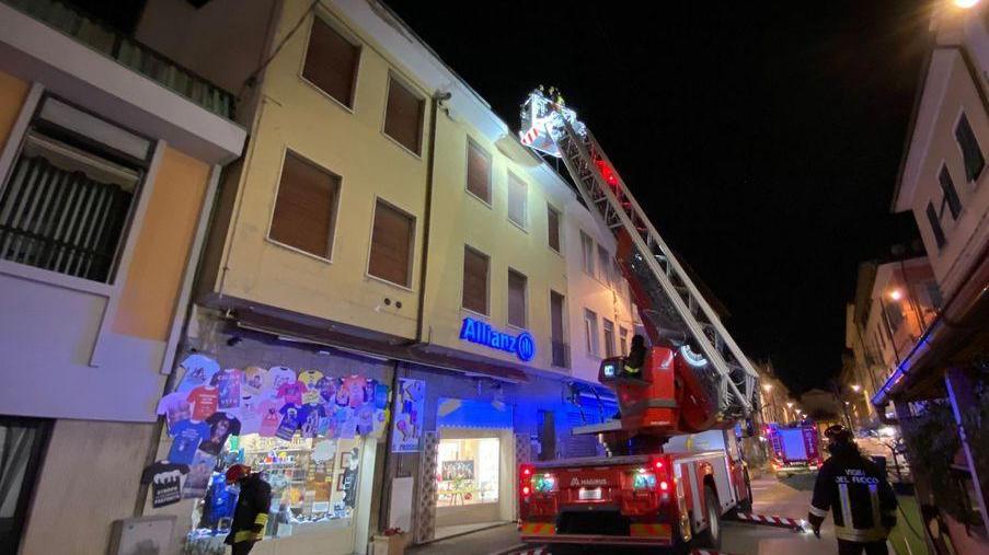 Cade un cornicione sfiorati i passanti intervento dei pompieri