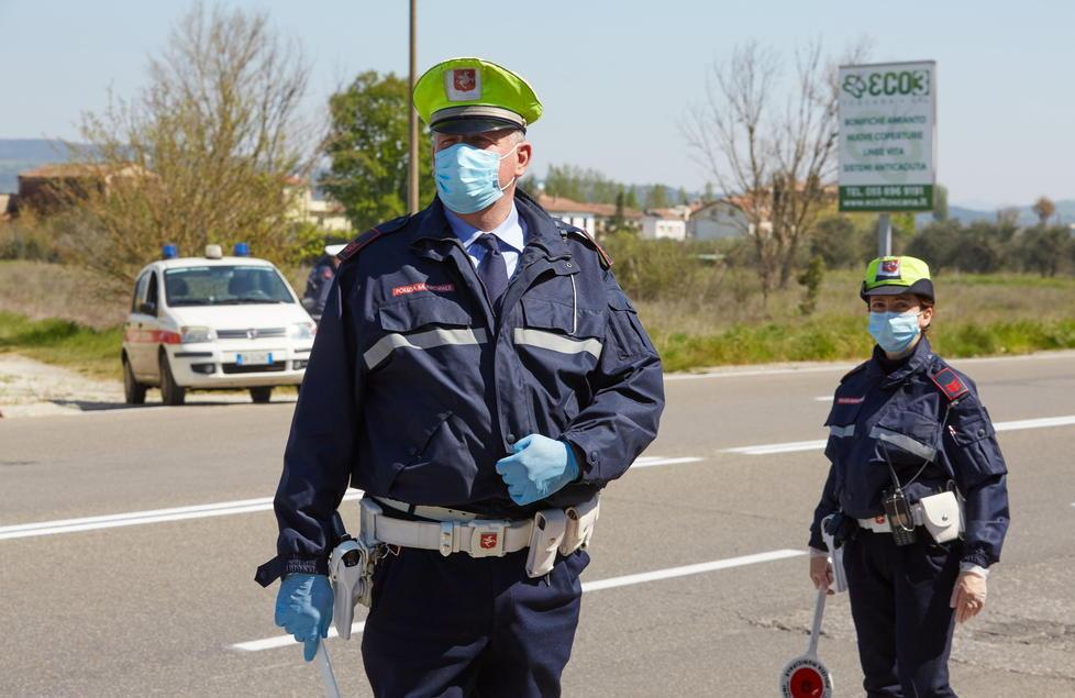 Giocavano a calcetto: multati otto ragazzi 