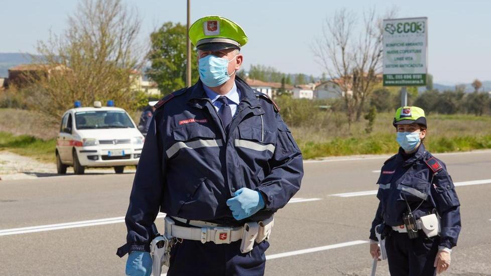 Giocavano a calcetto: multati otto ragazzi