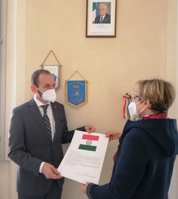 Una pergamena per ringraziare i reggiani attivi per la comunità 