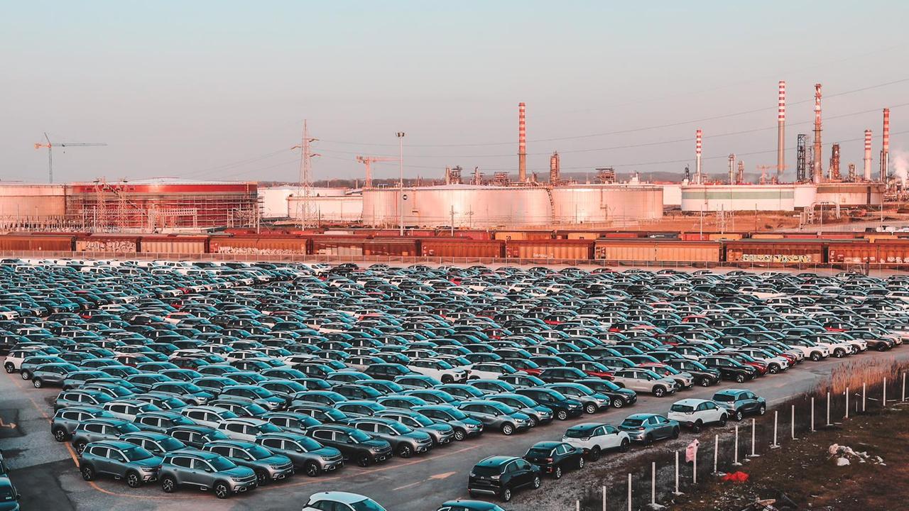 Uno dei piazzali dove vengono stoccate le automobili in attesa di essere consegnate, nella zona industriale tra Livorno e Stagno