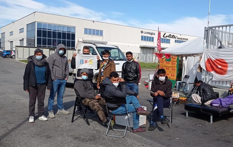 L'autista albanese, secondo da sinistra, insieme ai sindacalisti e agli operai Texprint