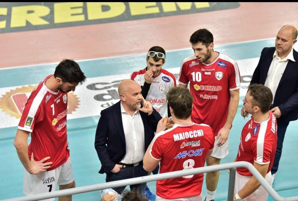 Coach Mastrangelo durante un time-out