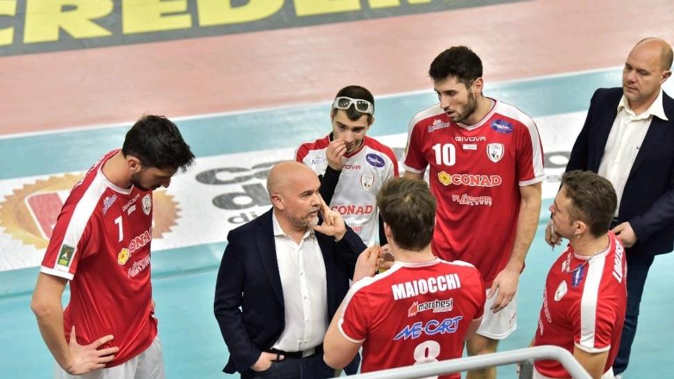 Coach Mastrangelo durante un time-out