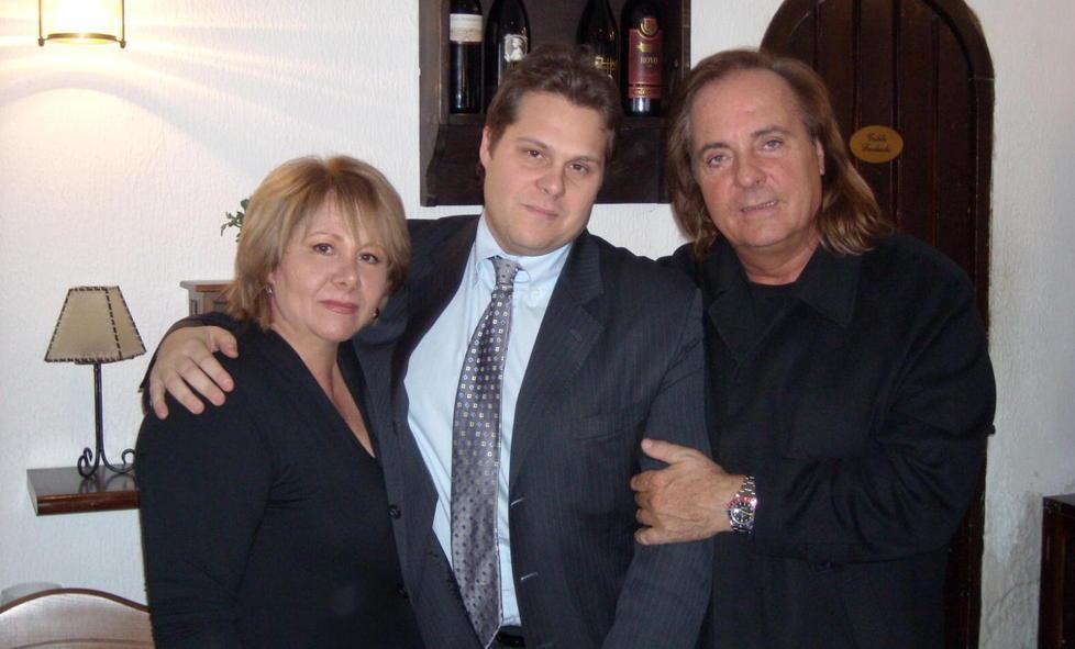 Riccardo Cioni (a sinistra) con la moglie Brunella Dini e il figlio Valerio
