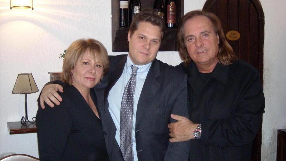 Riccardo Cioni (a sinistra) con la moglie Brunella Dini e il figlio Valerio