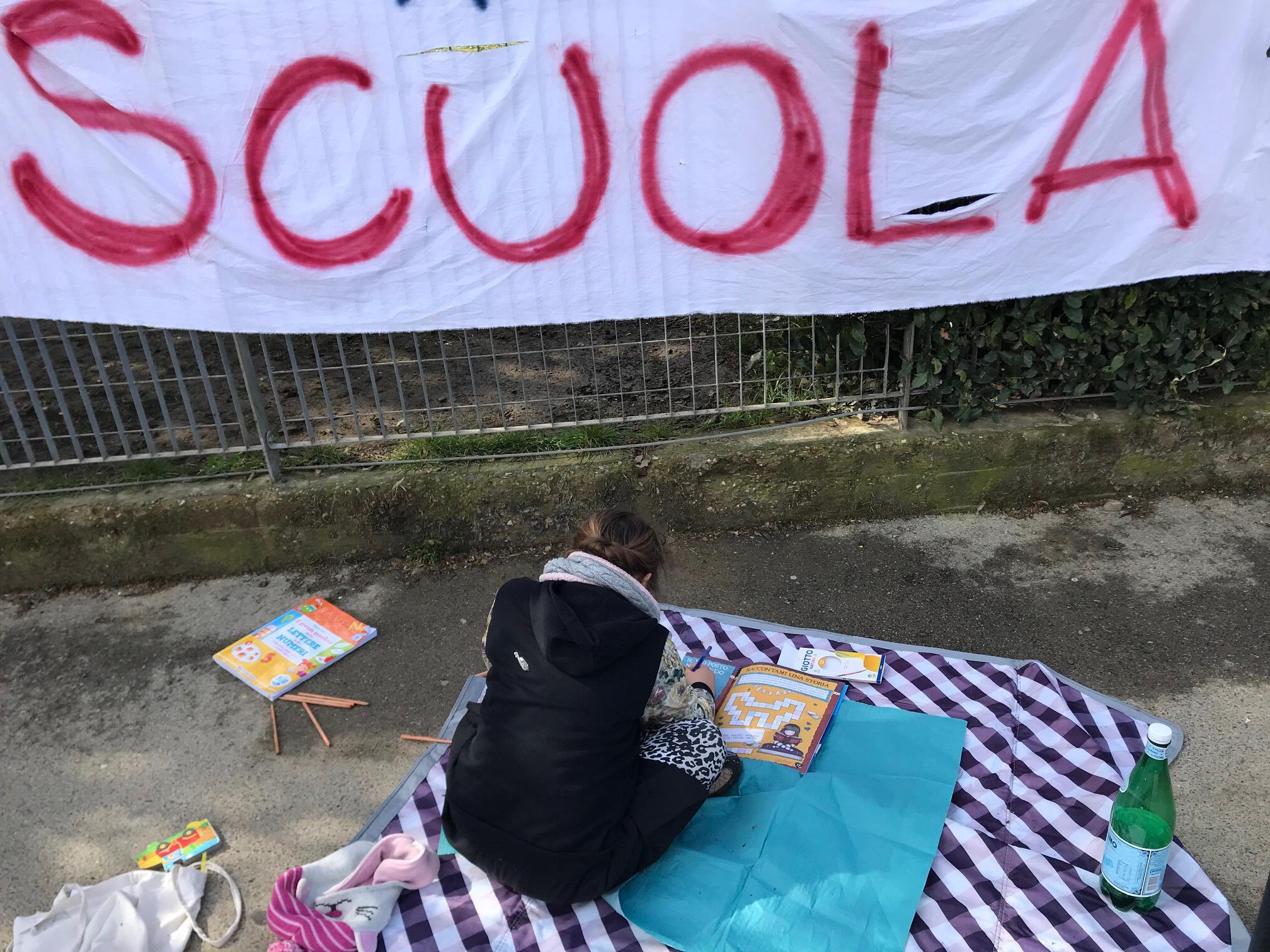 Lezione a distanza, ma fuori dalla scuola per un'alunna dell'elementare Meucci